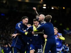 Scotland 4 Denmark 2: Hviezdy majstrovstiev sveta sa pripojili k mužom Steva Clarka počas skutočne zázračnej noci v Hampdene Kenny McLean je obťažovaný po tom, čo chytil úžasný štvrtý a posledný gól v Hampdene