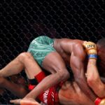 Sean Brady ukazuje na Iana Machada Garryho, keď radí Leonovi Edwardsovi