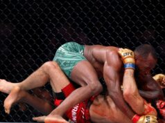 Sean Brady ukazuje na Iana Machada Garryho, keď radí Leonovi Edwardsovi Sean Brady ukazuje na Iana Machada Garryho, keď radí Leonovi Edwardsovi