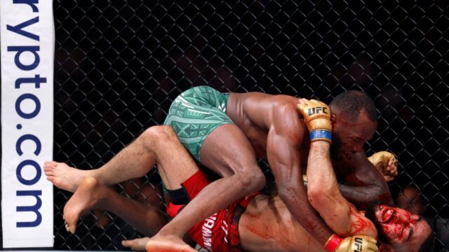 Sean Brady ukazuje na Iana Machada Garryho, keď radí Leonovi Edwardsovi
