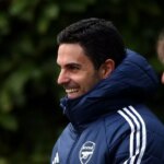 Mikel Arteta sa usmieva na cvičisku.