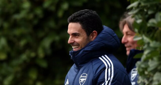 Sedem hráčov vylúčilo zo zápasu Arsenal vs Bayern Mníchov nervózne Mikel Arteta sa usmieva na cvičisku.