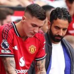 Benjamin Sesko z Manchestru United číta pokyny z tabletu ako Ruben Amorim