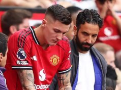 Sedem prestupov Rubena Amorima z Man Utd odstupňovaných po výdavkoch v prvom roku presiahlo 250 miliónov libier Benjamin Sesko z Manchestru United číta pokyny z tabletu ako Ruben Amorim