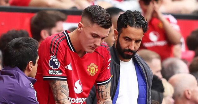 Sedem prestupov Rubena Amorima z Man Utd odstupňovaných po výdavkoch Benjamin Sesko z Manchestru United číta pokyny z tabletu ako Ruben Amorim