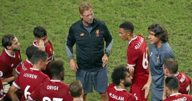 Jurgen Klopp Manažér Liverpoolu hovorí so svojimi hráčmi počas zápasu Premier League Asia Trophy medzi Liverpool FC a Leicester City FC na Hong Kong Stadium 22. júla 2017 v Hong Kongu, Hong Kong.