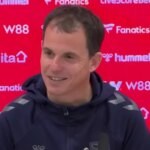 Španielsky manažér Arsenalu Mikel Arteta (C) má tímovú prednášku v prestávke počas futbalového zápasu anglickej Premier League medzi Sunderlandom a Arsenalom na štadióne Light v Sunderlande v severovýchodnom Anglicku 8. novembra 2025. (Foto: Oli SCARFF / AFP) / POUŽÍVANIE REDAKCIE OBMEDZENÉ. Nepoužívať s nepovolenými audio, video, dátami, súpiskami zápasov, klubovými/ligovými logami alebo „živými“ službami. Online použitie v zápase je obmedzené na 120 obrázkov. Ďalších 40 obrázkov môže byť použitých v predĺžení. Žiadna emulácia videa. Používanie sociálnych médií počas zápasu je obmedzené na 120 obrázkov. Ďalších 40 obrázkov môže byť použitých v predĺžení. Nepoužíva sa v publikáciách o stávkach, hrách alebo publikáciách o jednotlivých kluboch/ligách/hráčoch. / (Foto od OLI SCARFF/AFP cez Getty Images)