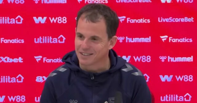 Šéf Sunderlandu odhalil záludnú taktiku Arsenalu, ktorá pomohla ukončiť víťaznú Španielsky manažér Arsenalu Mikel Arteta (C) má tímovú prednášku v prestávke počas futbalového zápasu anglickej Premier League medzi Sunderlandom a Arsenalom na štadióne Light v Sunderlande v severovýchodnom Anglicku 8. novembra 2025. (Foto: Oli SCARFF / AFP) / POUŽÍVANIE REDAKCIE OBMEDZENÉ. Nepoužívať s nepovolenými audio, video, dátami, súpiskami zápasov, klubovými/ligovými logami alebo „živými“ službami. Online použitie v zápase je obmedzené na 120 obrázkov. Ďalších 40 obrázkov môže byť použitých v predĺžení. Žiadna emulácia videa. Používanie sociálnych médií počas zápasu je obmedzené na 120 obrázkov. Ďalších 40 obrázkov môže byť použitých v predĺžení. Nepoužíva sa v publikáciách o stávkach, hrách alebo publikáciách o jednotlivých kluboch/ligách/hráčoch. / (Foto od OLI SCARFF/AFP cez Getty Images)