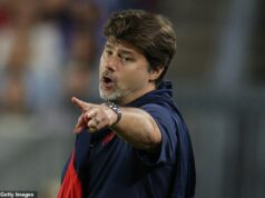 Šéf USA Mauricio Pochettino v mrazivej výmene názorov opätuje reportéra, keď bývalý manažér Tottenhamu bizarne hovorí: „Ja nie som školník“ Mauricio Pochettino vyzeral byť vystresovaný otázkou o počte hráčov, ktorých strieda