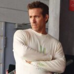 Ryan Reynolds sleduje Wrexham hrať QPR zo svojej lóže na Racecourse Ground