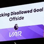 Šéfovia Premier League tlačia Howarda Webba na veľkú zmenu VAR | Futbal | Šport