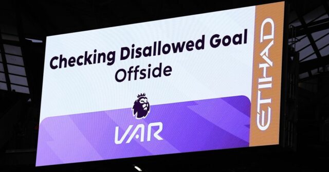 Šéfovia Premier League tlačia Howarda Webba na veľkú zmenu VAR Šéfovia Premier League tlačia Howarda Webba na veľkú zmenu VAR | Futbal | Šport
