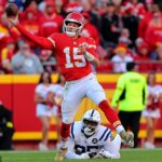 Patrick Mahomes č. 15 z Kansas City Chiefs sa v tretej štvrtine pokúsil o prihrávku pod tlakom Adetomiwa Adebawore č. 95 z Indianapolis Colts.