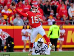 Šéfovia udržujú nádej na play-off nažive, keď sa Patrick Mahomes a oživujúca Rashee Rice vracajú, aby porazili Colts v OT Patrick Mahomes č. 15 z Kansas City Chiefs sa v tretej štvrtine pokúsil o prihrávku pod tlakom Adetomiwa Adebawore č. 95 z Indianapolis Colts.