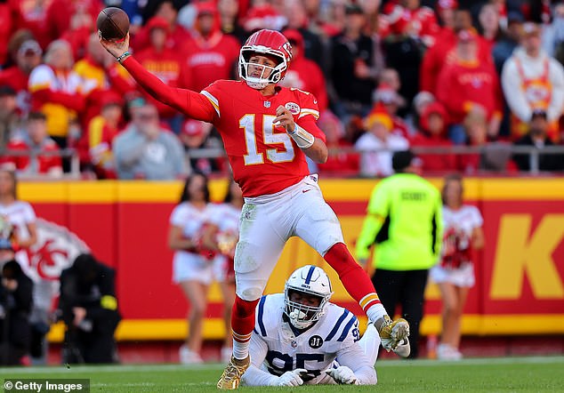Šéfovia udržujú nádej na play-off nažive, keď sa Patrick Mahomes Patrick Mahomes č. 15 z Kansas City Chiefs sa v tretej štvrtine pokúsil o prihrávku pod tlakom Adetomiwa Adebawore č. 95 z Indianapolis Colts.
