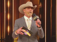 Shawn Michaels gratuluje prekvapivým novým šampiónom Shawn Michaels gratuluje prekvapivým novým šampiónom
