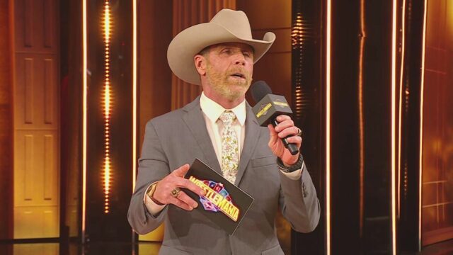 Shawn Michaels gratuluje prekvapivým novým šampiónom Shawn Michaels gratuluje prekvapivým novým šampiónom