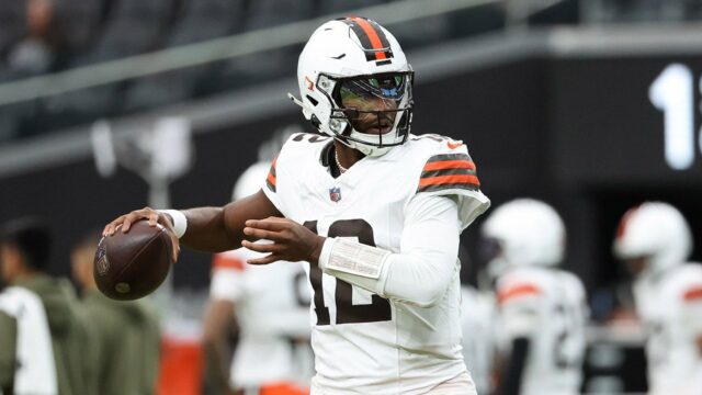 Shedeur Sanders prvýkrát začína NFL, keď sleduje Deiona Sandersa Shedeur Sanders prvýkrát začína NFL, keď sleduje Deiona Sandersa