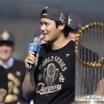 Shohei Ohtani predniesol v pondelok vzácny prejav v angličtine, keď Dodgers oslavovali svoj titul