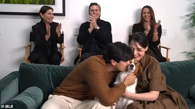 Shohei Ohtani obvinený z brutálneho urážania svojej manželky v priamom Mnohí fanúšikovia boli prekvapení, keď videli, ako sa Ohtani ponáhľal pobozkať svojho psa Decoy a nie jeho manželku