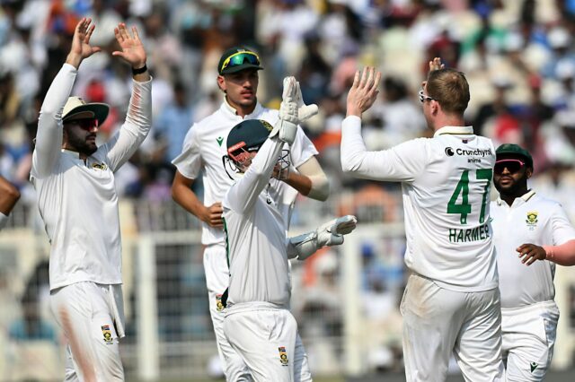 Simon Harmer uväznil Ravindru Jadeja plumb lbw na 18, aby Simon Harmer uväznil Ravindru Jadeja plumb lbw na 18, aby nechal hostiteľov napätých v prvom teste IND vs SA 2025 (sledovať)
