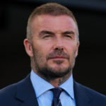 Sir Alex Ferguson a Sir David Beckham vzdávajú hold legende Manchestru United