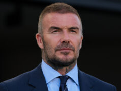 Sir Alex Ferguson a Sir David Beckham vzdávajú hold legende Manchestru United Sir Alex Ferguson a Sir David Beckham vzdávajú hold legende Manchestru United