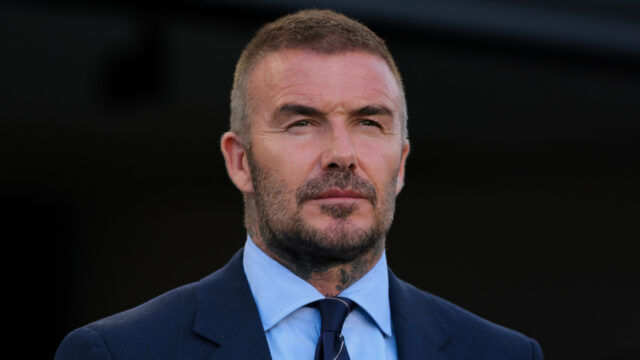 Sir Alex Ferguson a Sir David Beckham vzdávajú hold legende Sir Alex Ferguson a Sir David Beckham vzdávajú hold legende Manchestru United