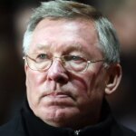 Sir Alex Ferguson (R) z Manchestru United hovorí s Ryanom Giggsom (L) a Paulom Scholesom (C) počas tréningu prvého tímu na tréningovom ihrisku Carrington 6. februára 2009 v Manchestri v Anglicku.