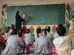 Školy UNRWA v Gaze sú cez deň učebne, v noci sú úkryty pre vysídlenie | Správy o konflikte medzi Izraelom a Palestínou Palestínska študentka Inam Al Maghari hovorí o svojom návrate do školy.