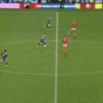 Škótske eso dáva gól z vlastnej polovice, keď Svetový pohár láka po vzrušujúcom víťazstve | Futbal | Šport