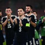 Grék Christos Mouzakitis (vľavo) a Škót John McGinn bojujú o loptu (Andrew Milligan/PA Wire)