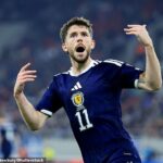 Ryan Christie oslavuje druhý gól Škótska v Grécku