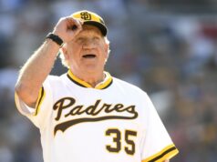 „Skutočná legenda Padres“; „Bejzbal naňho nezabudne“ logo pochodového šialenstva