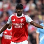 Noni Madueke počas zápasu Premier League medzi Arsenalom a Manchestrom City na Emirates Stadium.