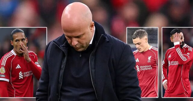 Virgil van Dijk a Alexis Mac Allister počas prehry Liverpoolu v Lige majstrov s PSV Eindhoven