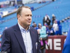 Skvelý hráč NFL Steve Tasker zostrelil správy, že zomrel vo veku 62 rokov Legenda Buffalo Bills Steve Tasker poprel správy o tom, že zomrel