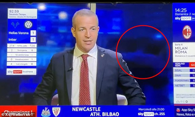 Sky Sports Italy prinútili prepustiť stážistov po tom, čo ich Dvojicu je možné vidieť, ako oslavuje za moderátorkou, keď v nedeľu padol posledný gól