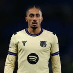 Sledujte: Raphinha prinútil utešiť Hansiho Flicka, keď šéf Barcelony vyzerá skľúčene po víťazstve nad Alavésom