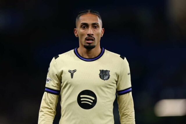 Sledujte: Raphinha prinútil utešiť Hansiho Flicka, keď šéf Barcelony vyzerá Sledujte: Raphinha prinútil utešiť Hansiho Flicka, keď šéf Barcelony vyzerá skľúčene po víťazstve nad Alavésom