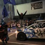 Fanúšikovia Dodgers, ktorí včera večer oslavovali svoje víťazstvo, boli nepokojní, odpaľovali ohňostroje a páchali vandalizmus