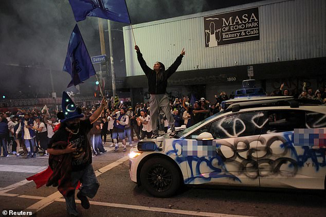 Slzný plyn je nasadený na fanúšikov bejzbalu, keď sa následky Fanúšikovia Dodgers, ktorí včera večer oslavovali svoje víťazstvo, boli nepokojní, odpaľovali ohňostroje a páchali vandalizmus