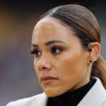 Televízna moderátorka Alex Scott pracujúca pre BBC Sport počas finálového zápasu FA Women's Continental Tires League Cup medzi Arsenalom a Chelsea v Molineux