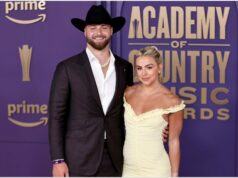 Snúbenica Jakea Fergusona, Haley Cavinder, sa chváli uštipačným zásnubným prsteňom, zatiaľ čo hojdá kovbojské čižmy a opaskovú kombinézu na zápas vďakyvzdania logo pochodového šialenstva