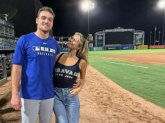 Snúbenica Treya Yesavagea Taylor Frick zdieľa útulnú selfie s esom Blue Jays v úplne čiernych formáloch (Zdroj obrázka - Taylor Frick/Instagram)