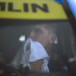 Keď Larson oslavoval svoj druhý titul v pohárovej sérii NASCAR, Hamlin sedel vo svojom aute niekoľko sekúnd nehybne, potom si utrel tvár bielym uterákom, pričom zostal úplne stoický.
