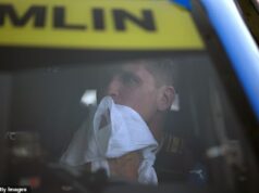 Šokovaný Denny Hamlin zostal na pokraji sĺz po kontroverznej prehre vo finále série NASCAR Cup Keď Larson oslavoval svoj druhý titul v pohárovej sérii NASCAR, Hamlin sedel vo svojom aute niekoľko sekúnd nehybne, potom si utrel tvár bielym uterákom, pričom zostal úplne stoický.