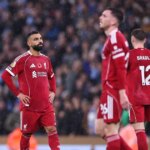 Skľúčený Mohamed Salah z Liverpoolu počas zápasu Premier League medzi Manchestrom City a Liverpoolom na Etihad Stadium 9. novembra 2025 v Manchestri v Anglicku.