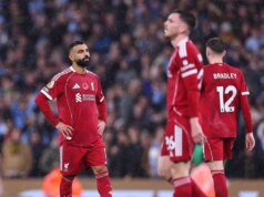 Šokujúce rozhodnutie Arneho Slotu, keď nešťastný Liverpool stratil viac bodov proti Man City Skľúčený Mohamed Salah z Liverpoolu počas zápasu Premier League medzi Manchestrom City a Liverpoolom na Etihad Stadium 9. novembra 2025 v Manchestri v Anglicku.
