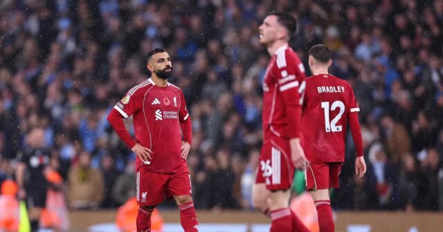 Šokujúce rozhodnutie Arneho Slotu, keď nešťastný Liverpool stratil viac bodov Skľúčený Mohamed Salah z Liverpoolu počas zápasu Premier League medzi Manchestrom City a Liverpoolom na Etihad Stadium 9. novembra 2025 v Manchestri v Anglicku.